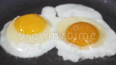 两个鸡蛋用油煎锅煎
