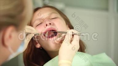牙齿矫正器检查一名来诊所治疗的青少年的牙齿