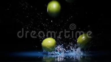 柠檬柑橘类水果在<strong>蓝色光点</strong>落在水面上，液体飞溅，缓慢下降