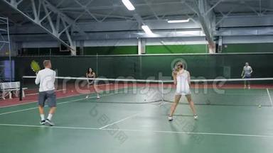 一群朋友在<strong>运动场</strong>上打网球，成年男女在<strong>运动场</strong>的不同侧面投掷网球