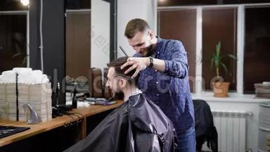 一个理发店的访客想在理发店做一个时髦的发型，一个成年人希望发型是
