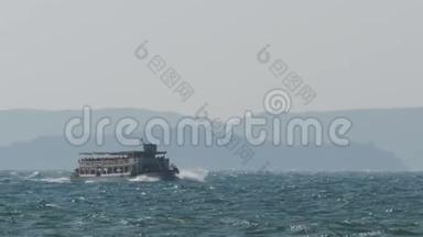 渡船与游客航行在海上风暴波. 泰国，芭堤雅