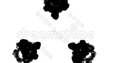 大量的黑色墨水流动在白色上缓慢移动，墨水或烟雾注入。 墨色在水中流动