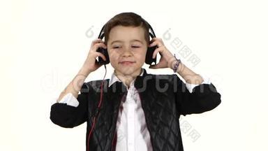 男孩DJ头上戴着耳机。 白色背景，特写