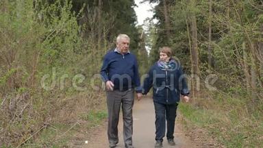 一对美丽的老年夫妇，在公园里<strong>散步</strong>，亲切地交谈。 好心情，积极生活.. 相爱，<strong>牵手</strong>。