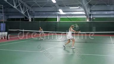 两队在双人比赛中打网球。 男女运动员练习