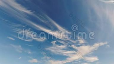斑驳的云彩漂浮在蓝<strong>天上</strong>。