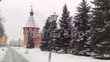 俄罗斯，图拉，2018年12月14日中午.. 靠近中世纪古堡图拉克里姆林宫的城墙..