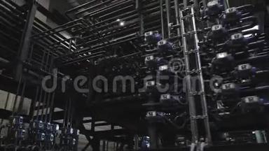 巨大的现代化工厂的内部视野充满了管子。 管道和其他设备