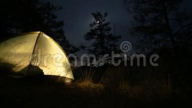 <strong>夜晚</strong>靠月亮的光在大自然的山林中休息。 带着帐篷在<strong>树林</strong>里流逝。