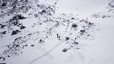 登山徒步登山探险空中飞行史诗山脉攀登成功美丽的山顶冬季