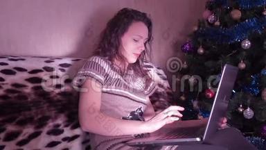 除夕`圣诞节，带笔记本电脑的女孩。