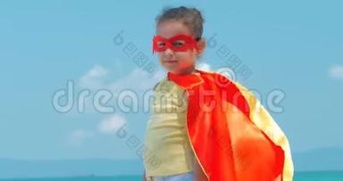 穿着超级英雄<strong>服装</strong>的漂亮小女孩，穿着红色斗篷和英雄的面具。 <strong>背景图</strong>