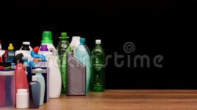 塑料废瓶装一桌.