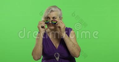 一位戴太阳镜的老妇人笑了。 老奶奶。 铬键