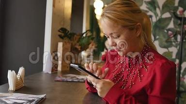 女孩微笑着，在咖啡馆里等着见面，用一种特殊的应用程序在智能手机上<strong>接收信息</strong>
