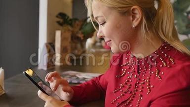 女孩微笑着，在咖啡馆里等着见面，用一种特殊的应用程序在智能手机上接收信息