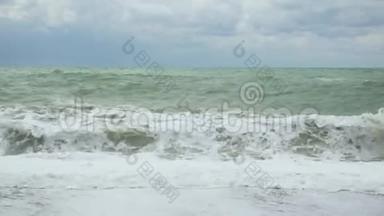两个大浪卷起来，在岸边折断
