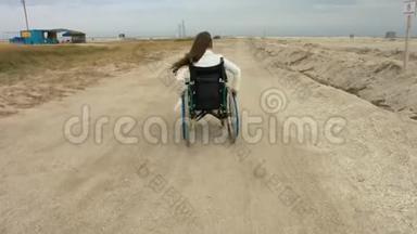 残疾人乘坐轮椅沿着海滩