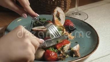 特写镜头：<strong>鸡肉</strong>在咸肉中与蔬菜一起烤，在蓝色盘子上配上酱汁和绿色<strong>沙拉</strong>