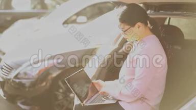 女商人正在外面用笔记本<strong>电脑打字</strong>。