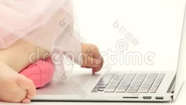 一个小女孩的<strong>手</strong>在笔记本电脑的钥匙上拍<strong>手</strong>。 白色背景。 <strong>关门</strong>