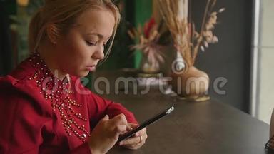 女孩微笑着，在咖啡馆里等着见面，用一种特殊的应用程序在智能手机上<strong>接收信息</strong>