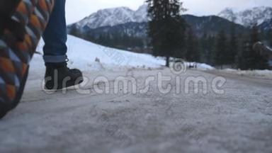 冬天的时候，一个面目全非的人带着行李在下雪的路上走。 年轻人走在小径上<strong>翻滚</strong>