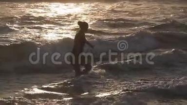 年轻女子穿着泳衣在日落时游泳后<strong>走</strong>出大海。 美丽的少女从海<strong>水中走</strong>来
