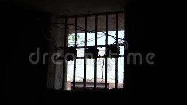 囚室的窗棂.. 黑暗的小窗户有格子
