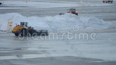 雪农在机场清理积雪