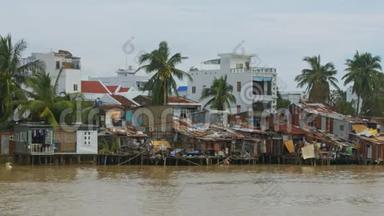 位于台风过后有损坏的河岸贫困房屋