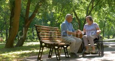 在公园外面坐轮椅的老人