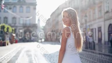迷人的年轻女人，穿着一件漂亮的白色连衣裙，头<strong>发散</strong>乱。 有魅力的年轻女士正在城里奔波