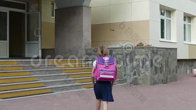 愤怒的女孩背着背包去楼上上学。回到学校的概念。年轻白人女孩背包的搞笑镜头