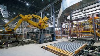 工厂设备运输砖块。 工厂自动机器人机械手。