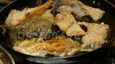 河鱼鲤鱼，切成块，是在锅里炒的<strong>食用油</strong>.. 特写镜头。