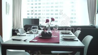 橱窗旁现代公寓宴会的美丽片段。 慢动作。 3840x2160