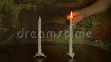 白蜡烛燃烧，<strong>还款</strong>的火柴，蜡烛的火焰.. 很慢的动作