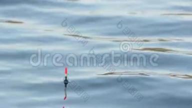捕鱼时水面浮子的特写。