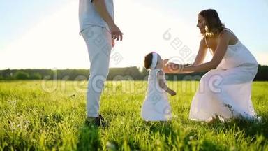 一家人在公园散<strong>步</strong>，小女儿<strong>迈出</strong>了<strong>第一步</strong>。 全都穿着白色的衣服，在夕阳下。