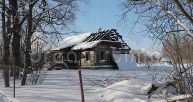 冬天下午天气晴朗，旧房子被毁