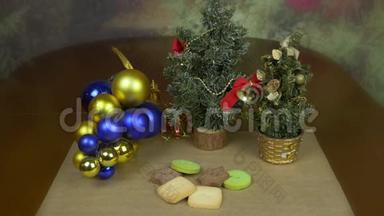 圣诞树背景上的姜饼饼干。 多利轨道在射击。 新年装饰。 概念家居家庭度假..