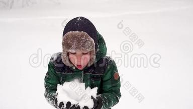 美丽的欢乐学龄前男孩与雪<strong>玩乐</strong>。 冬季仙境