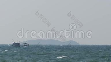 渔船在海上的风暴浪潮中航行. 泰国，芭堤雅