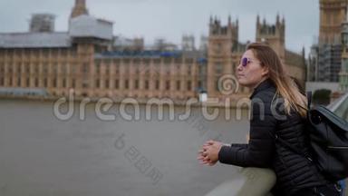 伦敦的金发少女-威斯敏斯特大桥和议会大厦