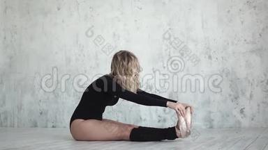 芭蕾舞演员在演出前做了一个伸展。 黑色身体和腿部的年轻芭蕾舞者。 慢动作