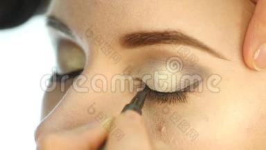 专业化妆师应用眼妆、阴影和眼线。 慢动作