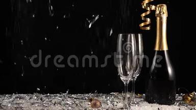 好香槟酒。 两个空杯，香槟和一瓶起泡葡萄酒，放在白雪公主<strong>黑背景下</strong>