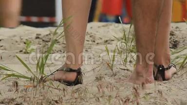 光脚踩在沙滩上.